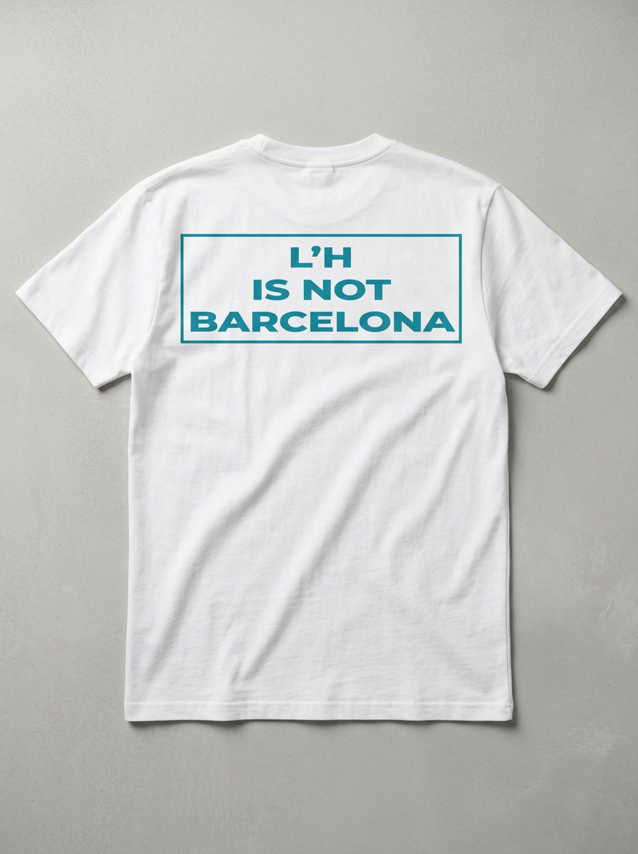 Camiseta blanca L'H IS NOT BARCELONA vista por la espalda