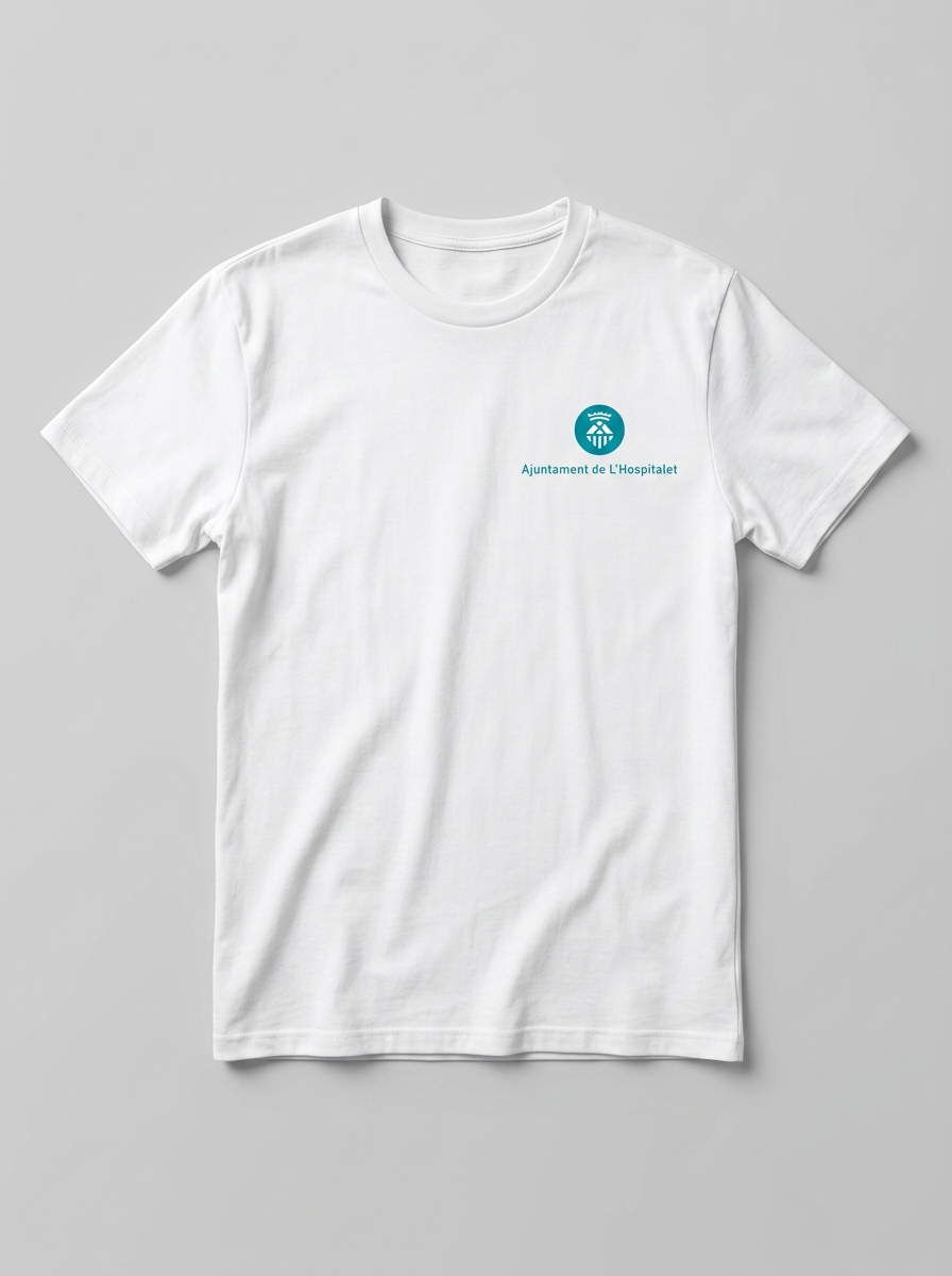 Camiseta blanca con el escudo del Ajuntament de L'Hospitalet en el pecho izquierdo