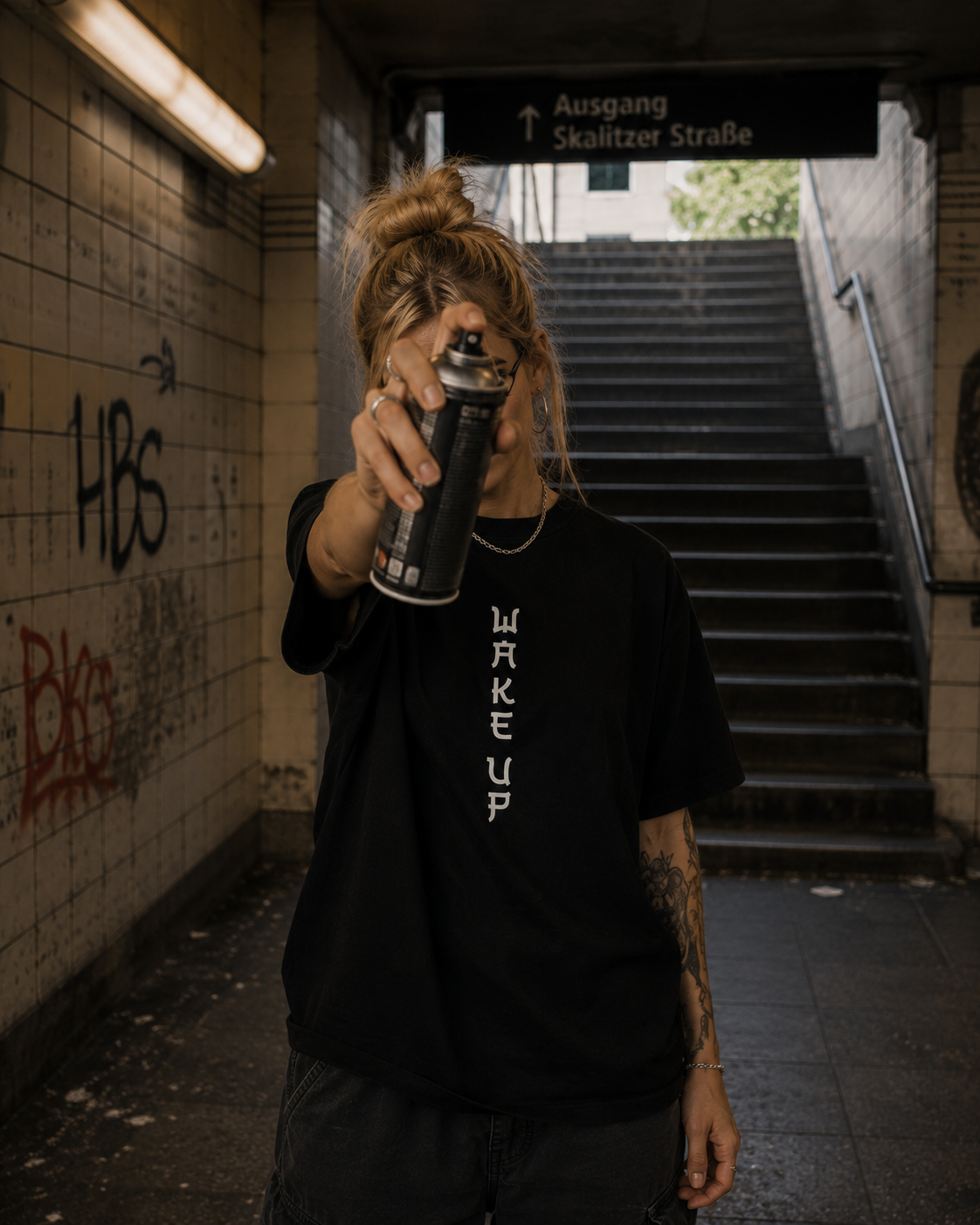 Chica con la camiseta negra Wake Up vista frontal con el lettering vertical