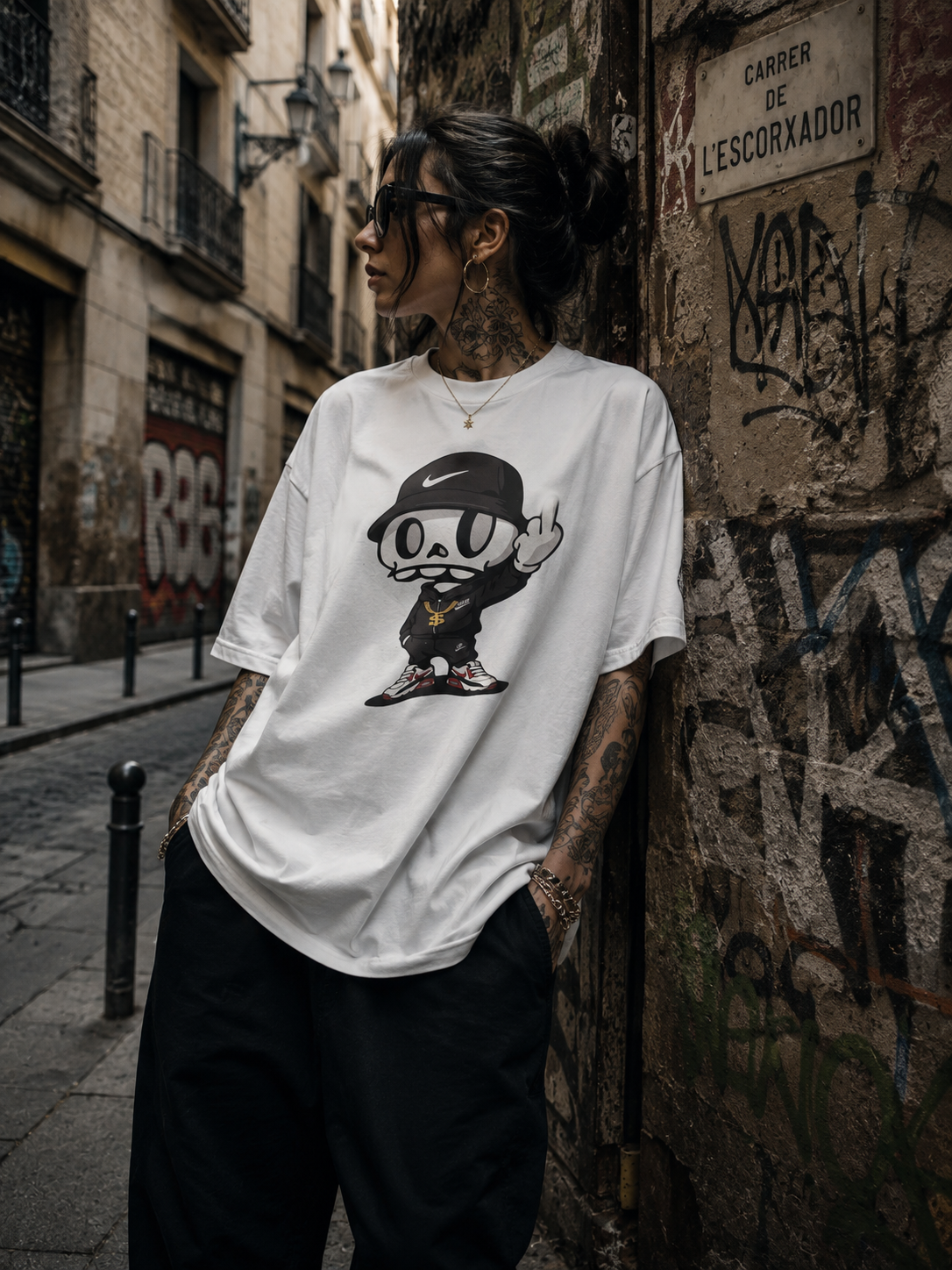 Chica en una calle de Barcelona con la camiseta blanca Wake Up de la calavera hip hop