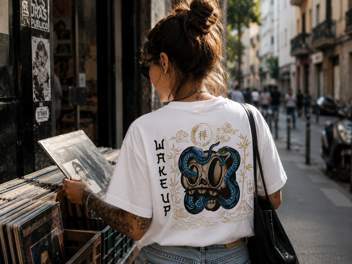 Chica en una calle de Barcelona con la camiseta blanca Wake Up de la calavera zen con serpiente azul