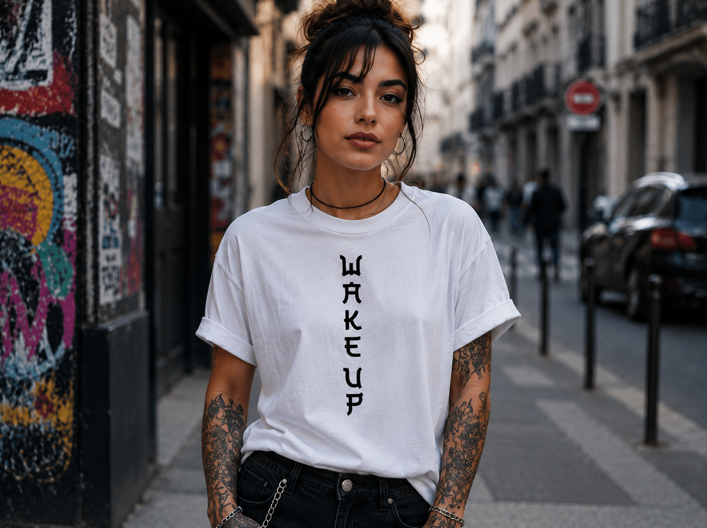 Chica con la camiseta blanca Wake Up vista frontal con el lettering vertical