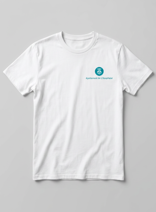 Camiseta blanca con el escudo del Ajuntament de L'Hospitalet en el pecho izquierdo
