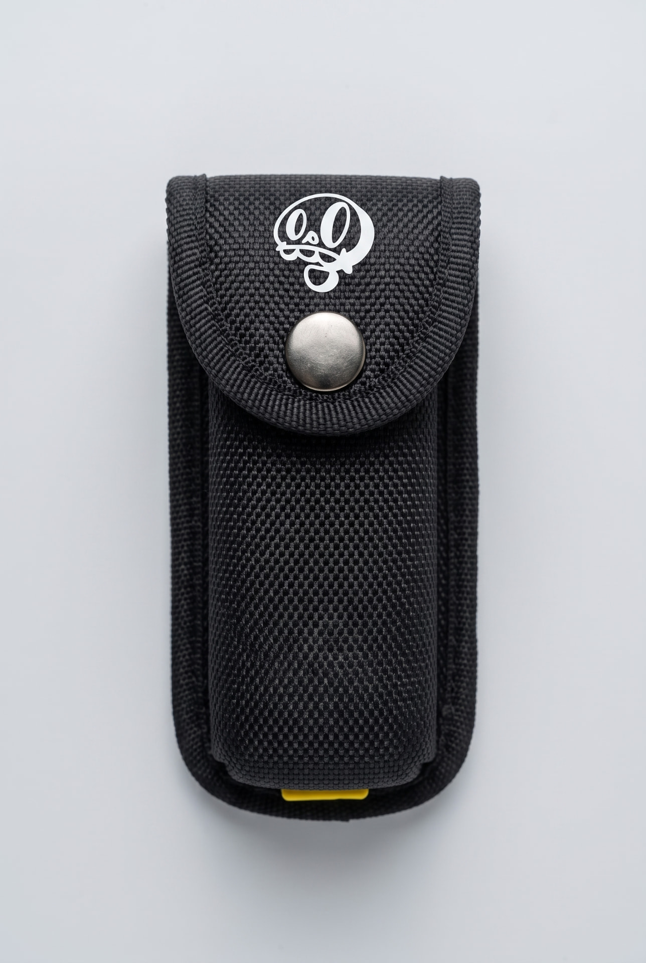 Funda de nylon negra con el logo Wake Up