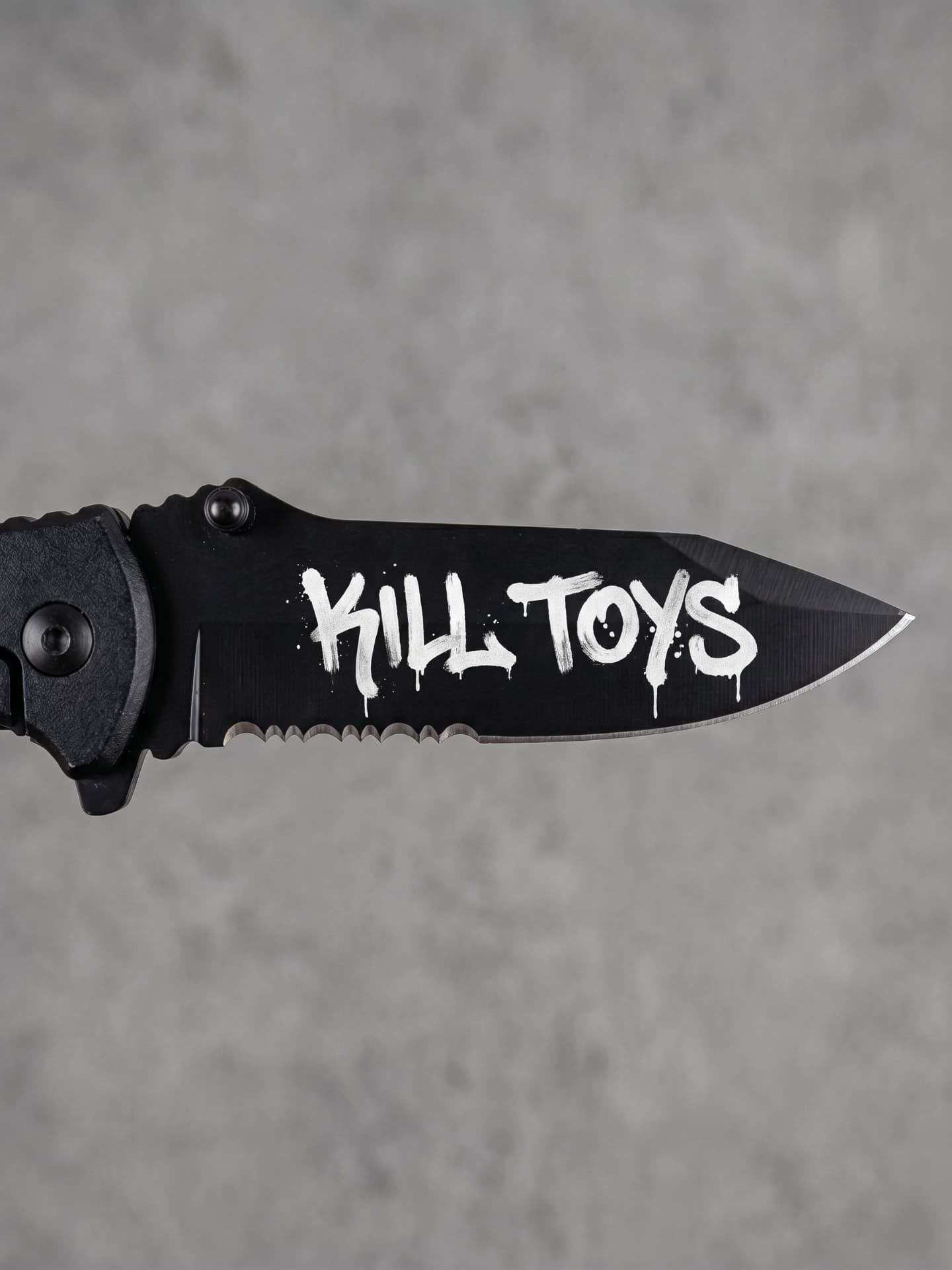 Hoja con el lettering KILL TOYS